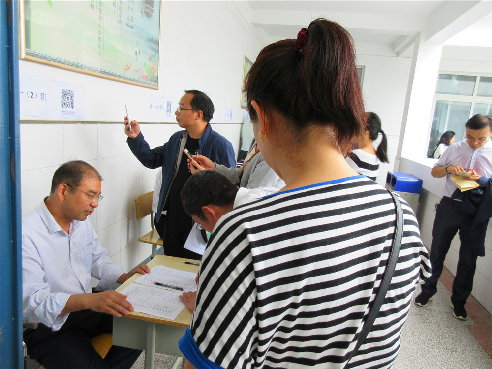 1家长登记后，有序入场。.jpg