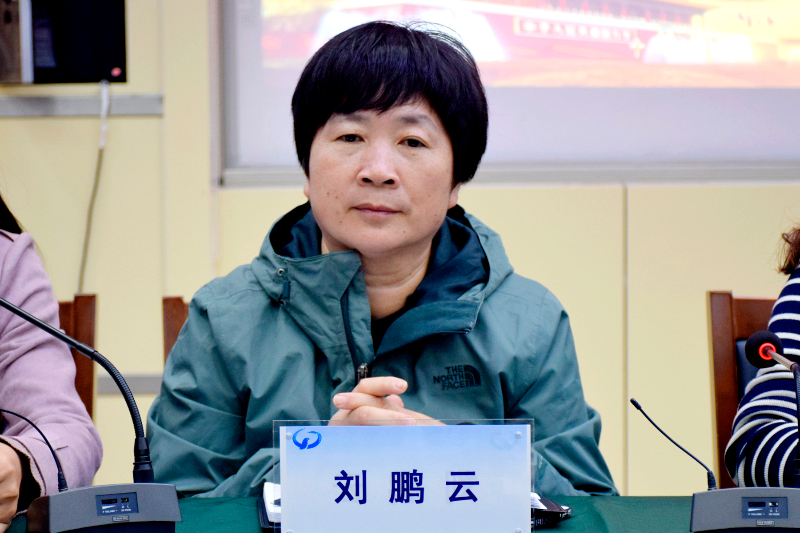 5工会主席刘鹏云认真听取会议内容.JPG