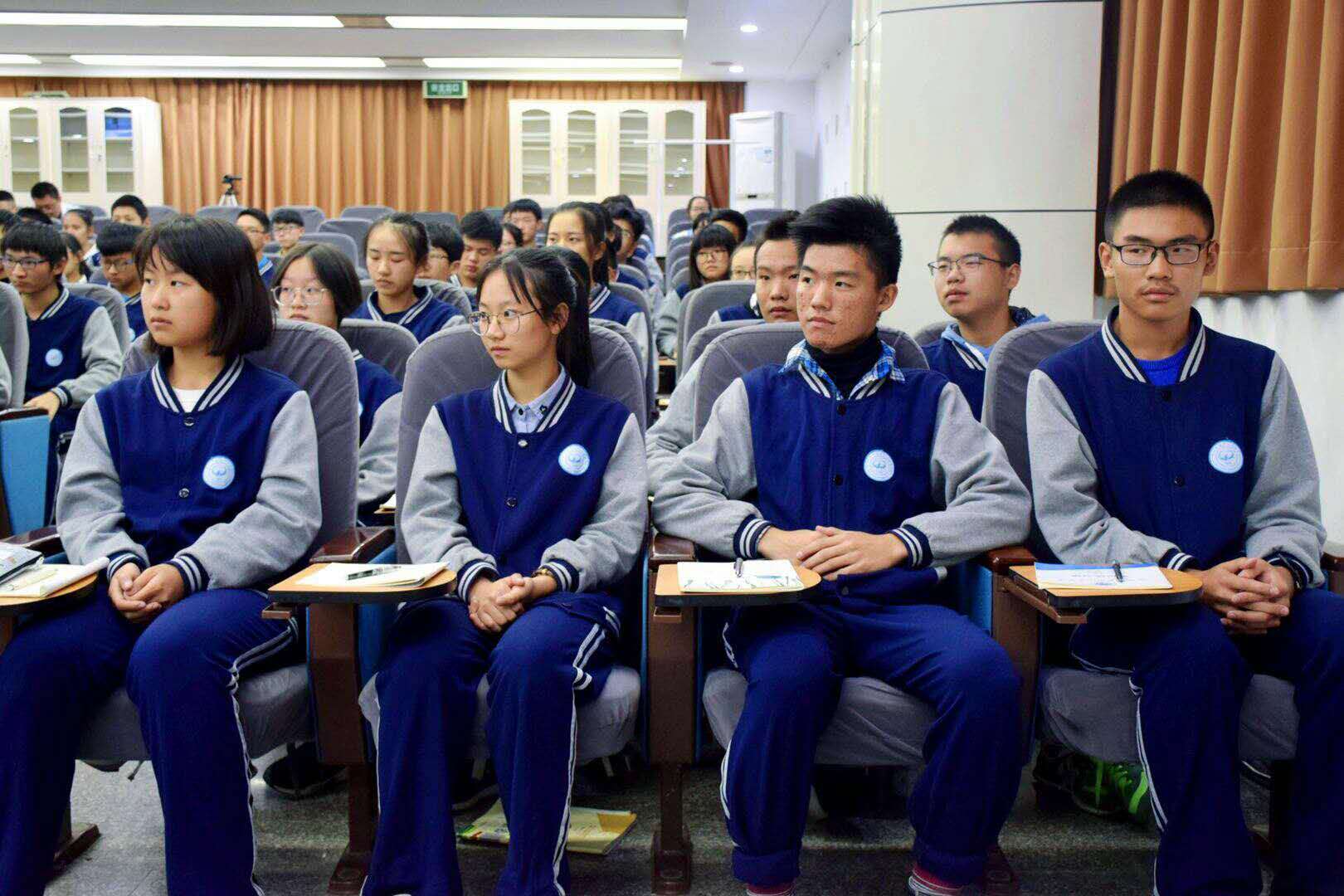 7学员认真学习会议精神.jpg