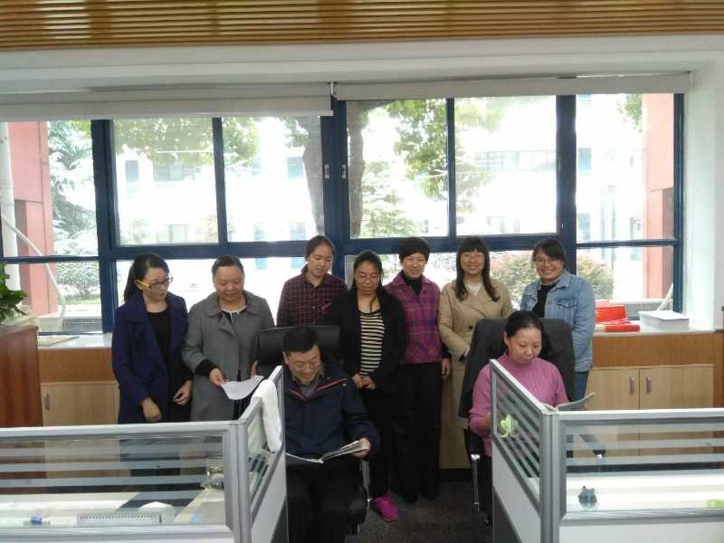 年级长刘青组织全体高二英语教师学习.jpg