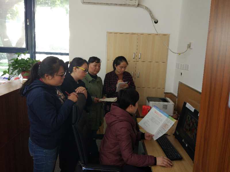 高二年级英语组教师在备课组长陈绵云的带领下交流学习.jpg