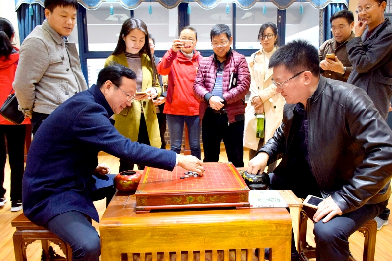 3 郑州47中叶小耀与平顶山二中徐卫东校长围棋博弈.jpg