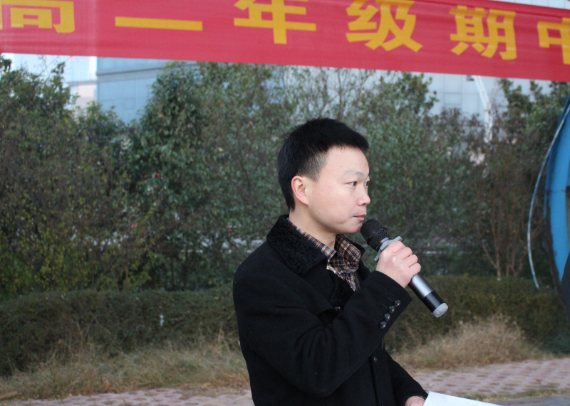 高二年级长张亚杰主持会议_看图王.jpg