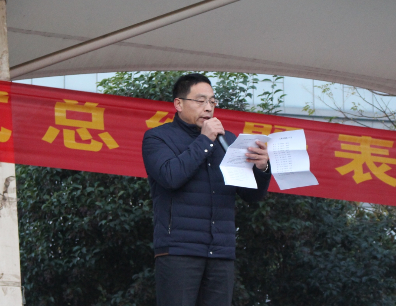 教务主任展庆领宣读优秀学生名单.jpg