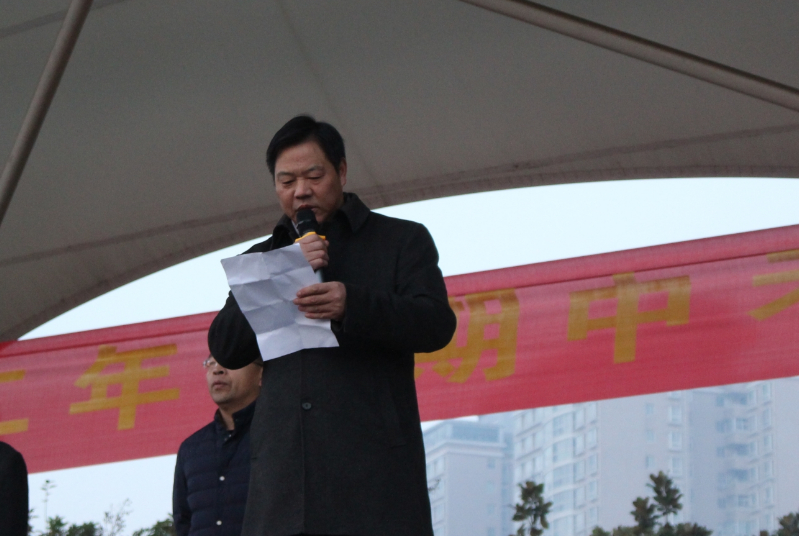 德育处主任胡庆周宣读优秀班集体名单.jpg
