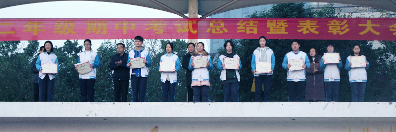 为在托福和雅思考试中获奖的学生颁发奖品.jpg