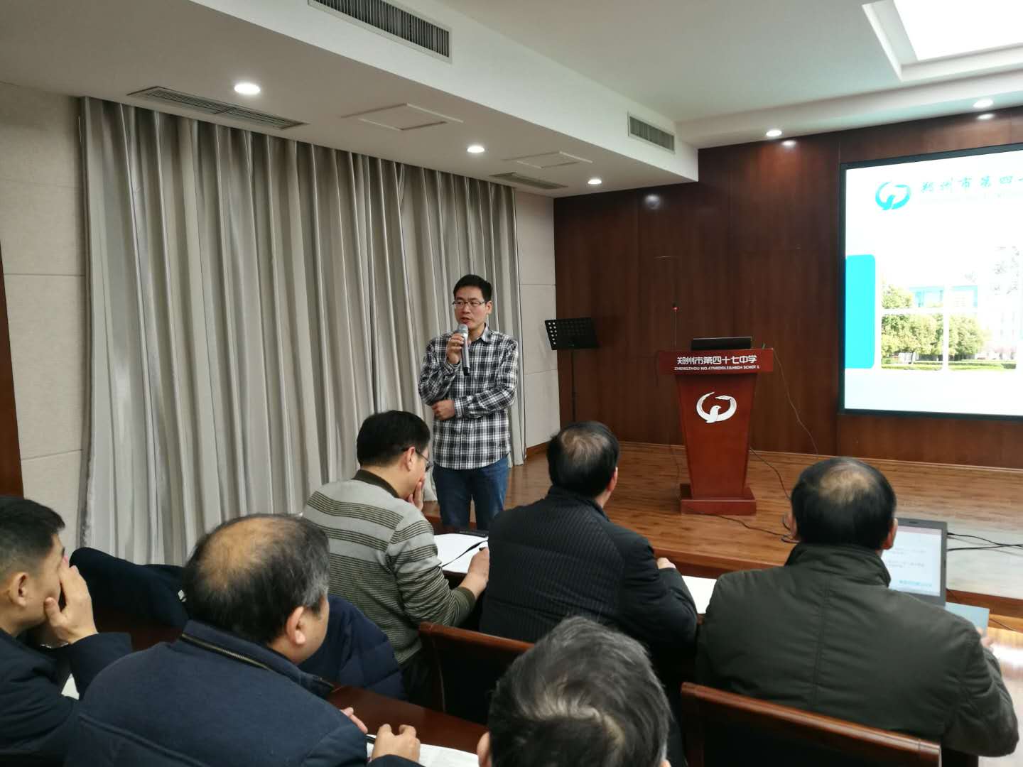 郑州47中教务处副主任王伟主持会议.jpg