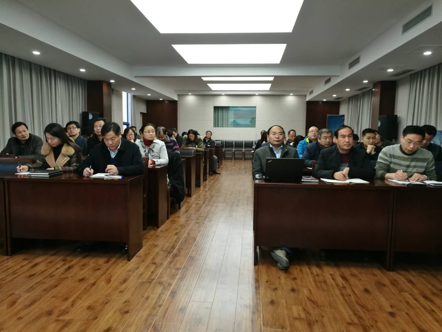 校领导、各学科备课组长、教研组长出席会议.jpg