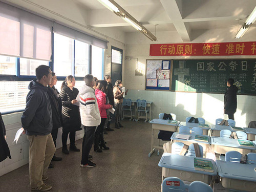 1.宣讲员为前来实地考察的评比组讲解班级文化_副本.jpg