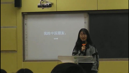 2、参加汉语大赛的韩国学生在讲述韩语文化社团中国伙伴的故事.jpg