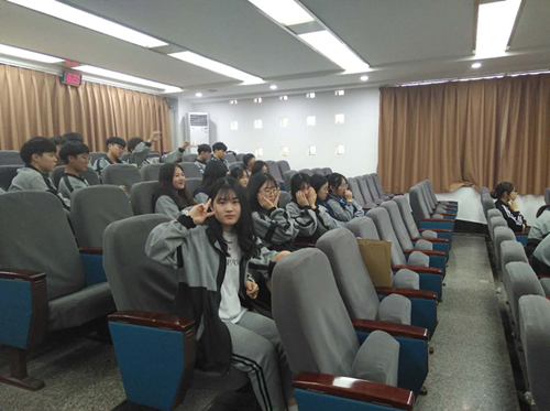 3、韩语文化社团社员观摩韩国留学生汉语大赛.png