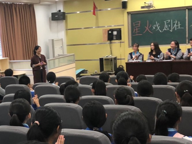 6指导老师张彩霞为社员们介绍社团概况_副本.jpg