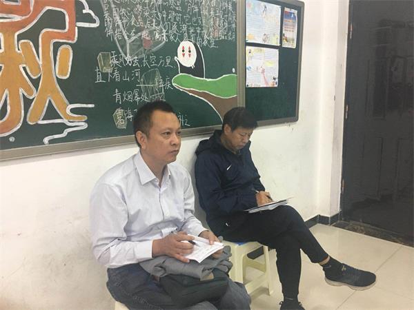 郑州市第四十七中学副校长李伟，郑州市第四十七中学学区副学区长、郑州市金水区思贤中学执行校长陈星深入课堂听课.jpg