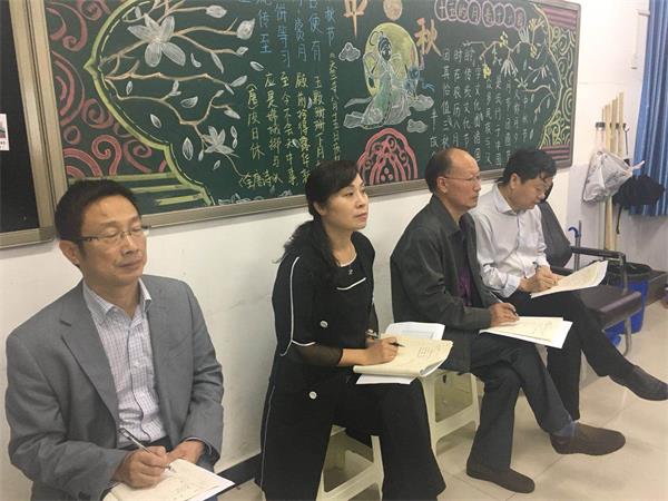 郑州市第四十七中学纪委书记兼督导室主任肖国红及督导室成员认真观课.jpg