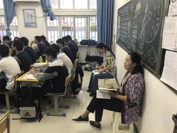 郑州市第四十七中学教育集团督学牛艳、郑州市第四十七中学初中部办公室主任郭淑娟听课.jpg