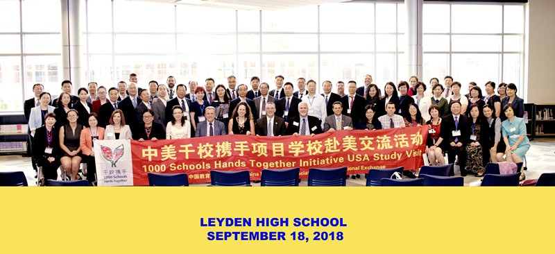 1. 交流团成员在美国芝加哥 LEYDEN高中与美方人员合影_副本.jpg