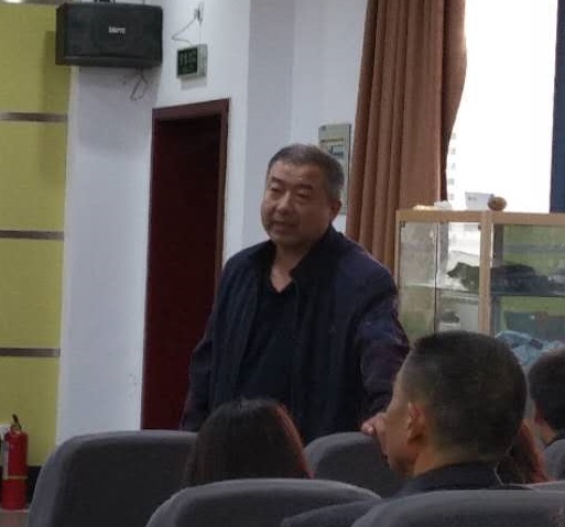 王守璋老师主持会议1.jpg
