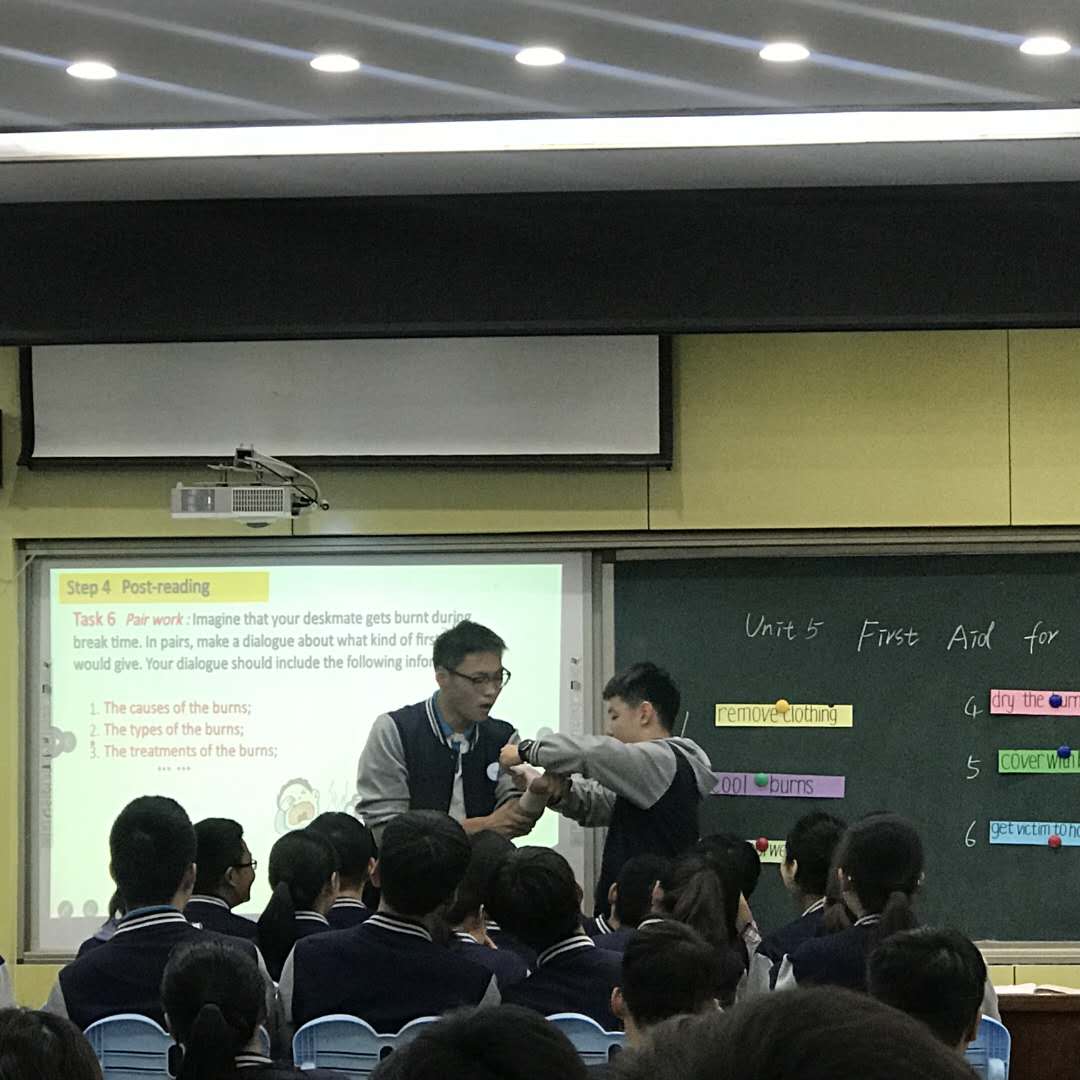 学生英文对话表演烧伤急救7.jpg