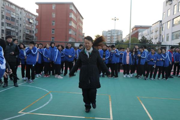 郑州市思齐实验中学执行校长张莹参加跳绳比赛.jpg