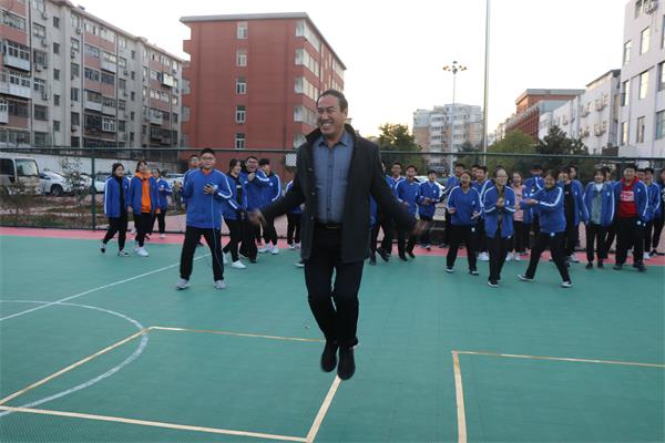 郑州市思齐实验中学副校长邱海泉参加跳绳比赛.jpg