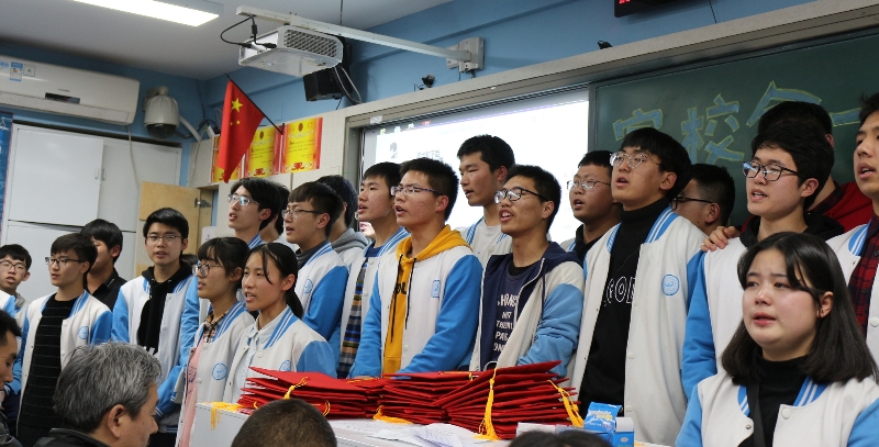 5 高三（10）班学生 以歌声表深情.jpg