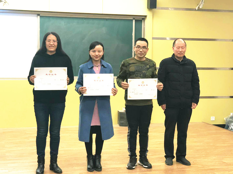 4黄璇、陈旭辉、韩美博老师获得创新奖.jpg