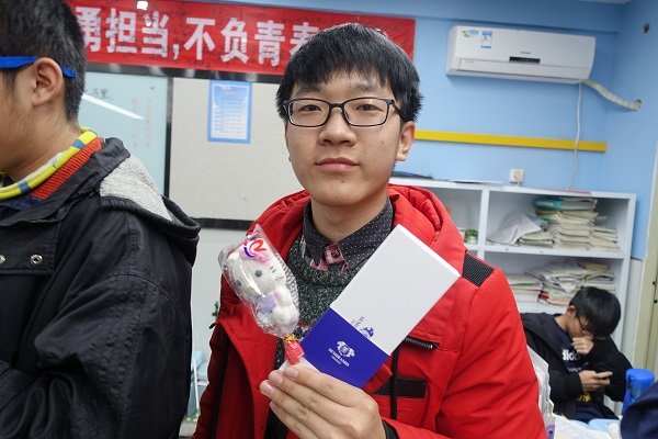 收到新年礼物很甜蜜.JPG