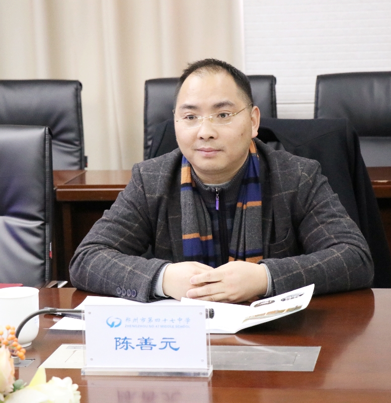 云南大学生命科学学院副院长陈善元介绍学校情况.jpg