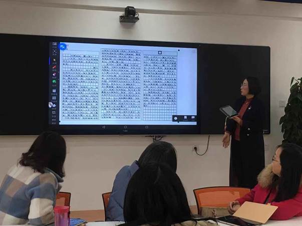 学科组在大数据教研中心教研.jpg