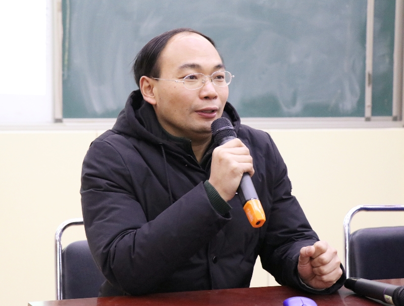 郑州47中副校长栗红涛介绍学校与法国工程师项目合作情况.jpg
