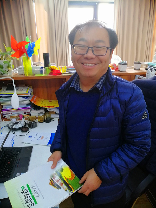1高一年级主管主任韩清波畅谈“两会”.jpg