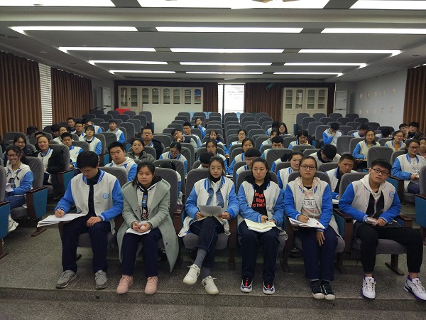 与会的学生干部在认真听讲.jpg