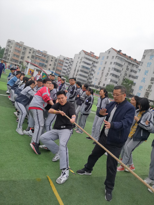 班主任们为学生们加油打气.jpg