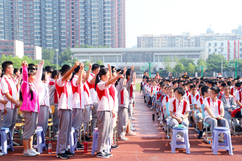 七八年级学生给毕业生们加油助威.JPG