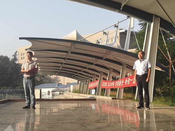 向国旗致敬的47中领导.jpg