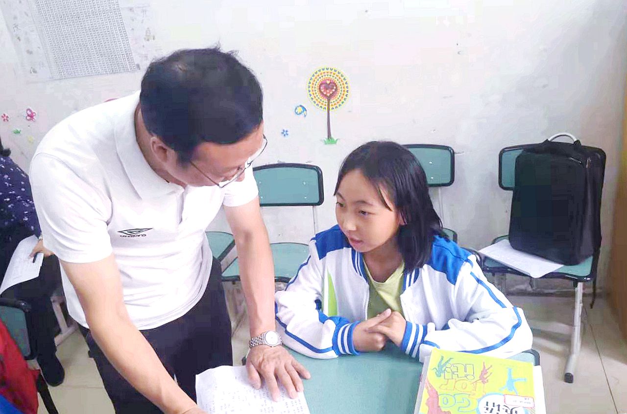 叶小耀校长与学生进行交流.jpg