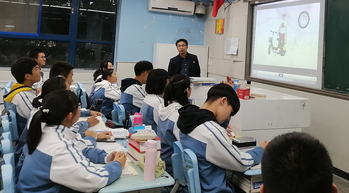 高一年级全体班主任组织学生进行消防安全学习.jpg