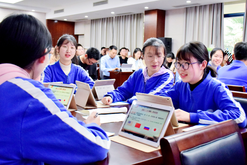 3郑州47中学生利用平板进行高效学习.JPG