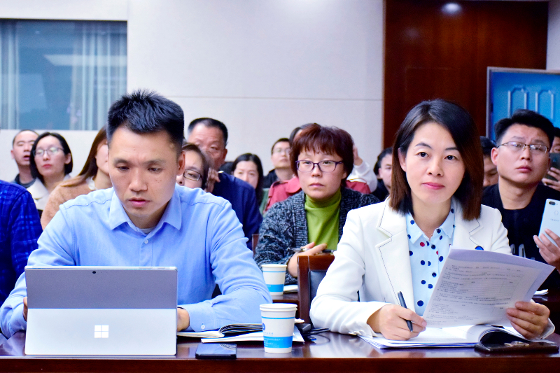 4郑州市思想教育学科教研员闫彦强老师和郑州47中教务处副主任崔杨柳莅临指导.JPG
