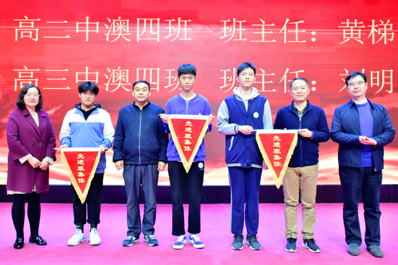 齐书记为优秀班集体颁发证书2.jpg
