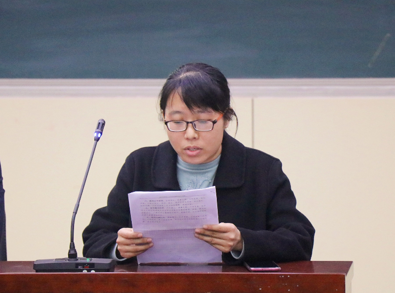 语文教师吴悠宣读师德师风学习材料.jpg