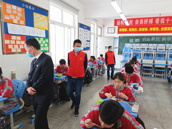 15校领导检查同学们在教室内午餐情况_副本.jpg